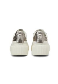 Weiße Turnschuhe mit metallischen Silberakzenten, einer strukturierten Plattformsohle und einem gepolsterten Kragen mit einem Logopatch an der Ferse.