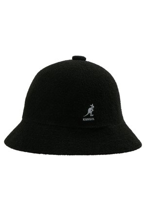 Zwarte, emmerstijl hoed van zacht materiaal met een gestructureerd oppervlak en een ronde kroon. Voorzien van een in het wit geborduurd Kangol-logo.
