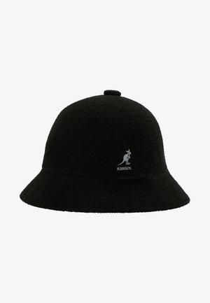 Zwarte, emmerstijl hoed van zacht materiaal met een gestructureerd oppervlak en een ronde kroon. Voorzien van een in het wit geborduurd Kangol-logo.