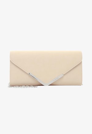 Pochette couleur crème en forme d'enveloppe avec un détail métallique en forme de V argenté et une bandoulière chaîne argentée attachée.