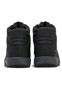 Baskets montantes noires avec un upper texturé, un col rembourré et une semelle en caoutchouc grise. Les caractéristiques incluent des perforations subtiles et un logo sur le côté.
