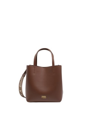 Bolso tote de cuero marrón con una textura suave, diseño minimalista, asas dobles y una correa desmontable con un logo.