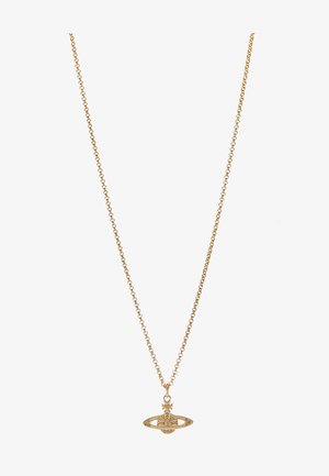 Collar de cadena de oro con un colgante ovalado de diseño intrincado y un acento de piedra central, con un acabado texturizado delicado.