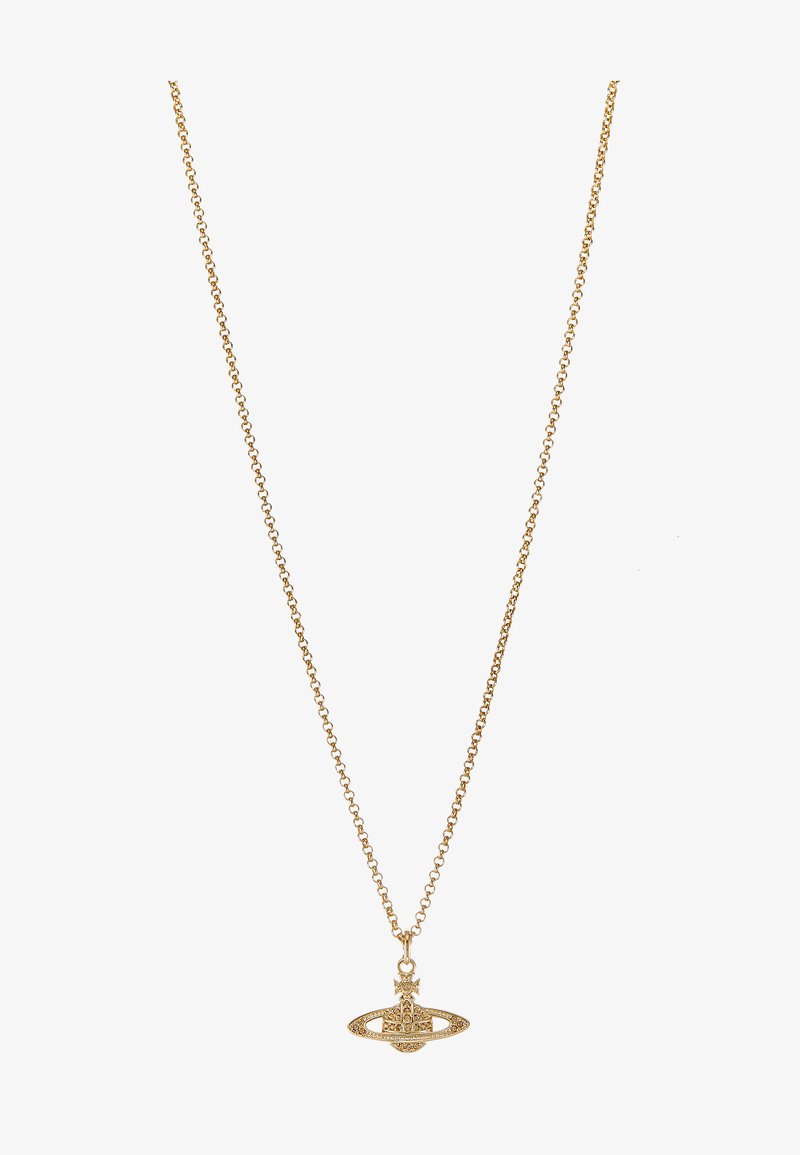 Colar de corrente em ouro com um pendente oval com um design intricado e um destaque em pedra central, com um acabamento texturizado delicado.