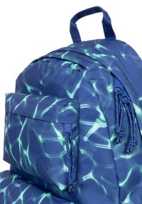 Sac à dos bleu avec un motif aquatique en vert clair. Comprend une poignée supérieure, deux compartiments zippés et un tissu texturé.