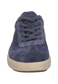 Sneaker en daim bleu marine avec un bout arrondi, un laçage devant et une semelle en caoutchouc beige texturée. Design minimaliste avec des accents cousus.