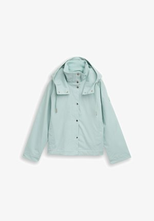 Lichtblauwe waterdichte jas met capuchon, drukknoopsluiting aan de voorkant, trekkoorden en lange mouwen, plat gelegd op een witte achtergrond.