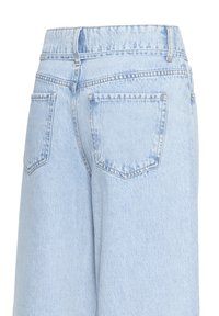 Világoskék farmernadrág hátulnézetből, két felvarrt zsebbel és övbújtatókkal a derékrészen.