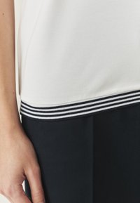 TATUUM KAJSALA - Nyomott mintás póló - white