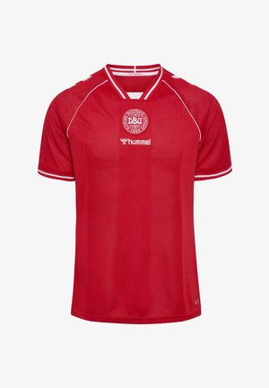 Maillot de football rouge à manches courtes avec bordure blanche, emblème de l'équipe de football du Danemark et logo Hummel sur la poitrine.