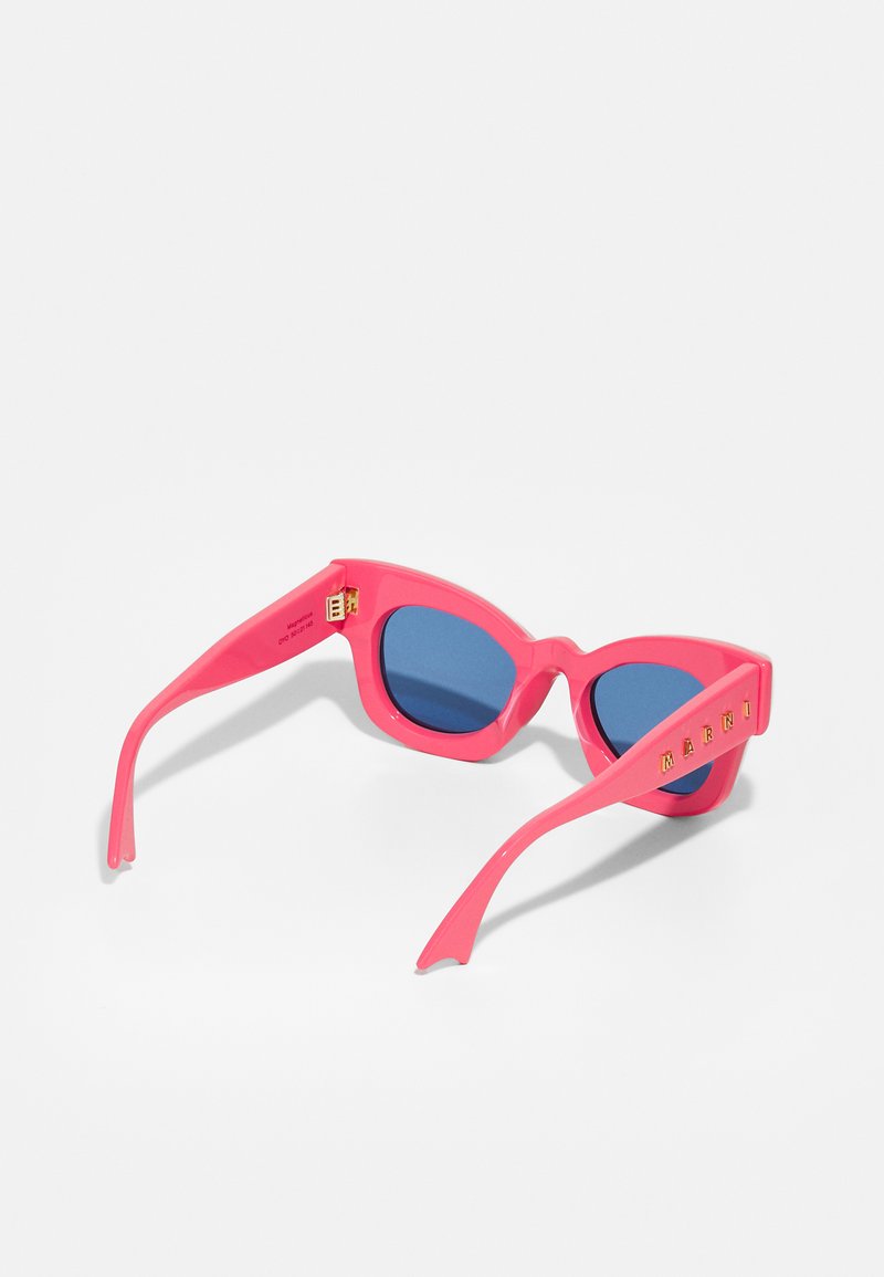 Gafas de sol de plástico rosa con lentes azules. Forma de ojo de gato, acentuadas con la marca en dorado "MARNI" en las patas. Textura lisa.