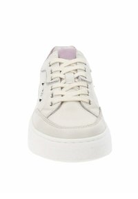 Białe sneakersy z gładką skórzaną cholewką, okrągłym noskiem i kontrastującym pastelowym językiem. Posiadają plastikowe oczka oraz płaskie sznurowadła. Teksturowana podeszwa.