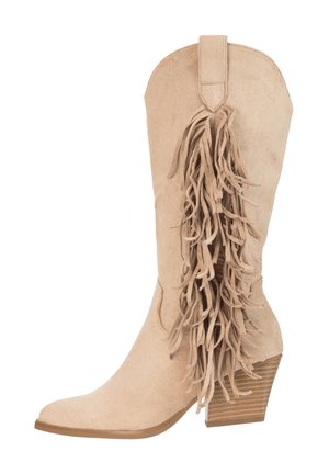 Beige suède cowboylaars met een gestapelde houten hak en decoratieve franjes langs de zijkant van de schacht.