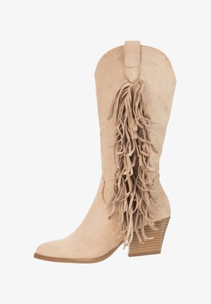 Beige suède cowboylaars met een gestapelde houten hak en decoratieve franjes langs de zijkant van de schacht.