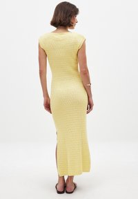 NA-KD CAP SLEEVE - Stickad klänning - yellow