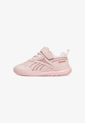 Zapatilla deportiva rosa con material de malla, suela de goma, cierre de velcro y detalles texturizados. Presenta elementos de diseño en rosa claro y rosa oscuro.