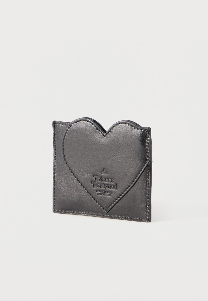 Portacarte in pelle nera con bordo superiore a forma di cuore e logo "Vivienne Westwood" in rilievo sul davanti.