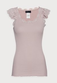 Ärmlös ljusrosa ribbad stickad topp med spetsdetaljer vid halslinningen och volangärm i spets, figursydd silhuett.