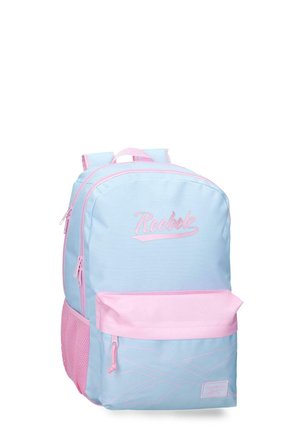 Mochila Reebok azul clara y rosa con bolsillo frontal con cremallera, bolsillos laterales de malla y tirantes acolchados.