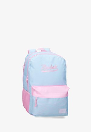 Mochila Reebok azul clara y rosa con bolsillo frontal con cremallera, bolsillos laterales de malla y tirantes acolchados.