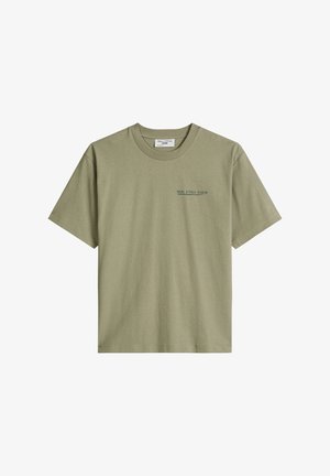 Olijfgroene T-shirt met korte mouwen en ronde hals, met kleine tekst "Marc O'Polo Denim" op de linkerborst.