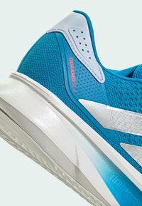 Niebieski i biały but do biegania z piętą, wykonany z oddychającej siateczki, z napisem "DURAMO SL 2" oraz białą, wyściełaną podeszwą z teksturowanym gripem.