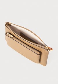 Smeđi kožni clutch s zlatnim hardverom, s jednim glavnim zip pregradom i manjim prednjim zip džepom. Glatka tekstura i minimalistički dizajn.