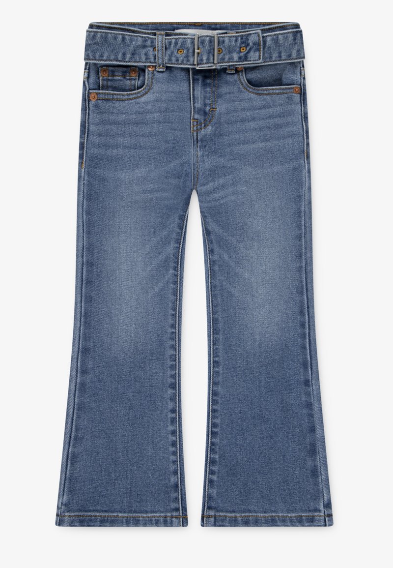 Jeans de mezclilla de color azul claro con campana, cinturilla ancha, cinturón ajustable y bolsillos frontales. Textura suave con sutiles detalles de desvanecimiento.