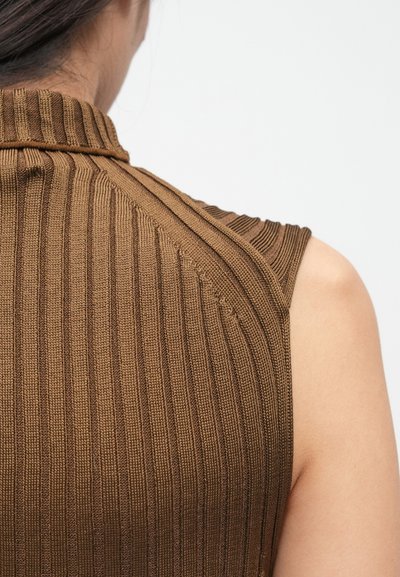 Καφέ ριγωτό πλεκτό αμάνικο τοπ με ψηλό γιακά και υφασμάτινες ραφές στους ώμους, με κατακόρυφες ρίγες για μια δομημένη εμφάνιση.
