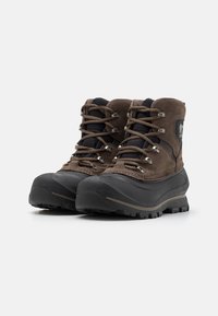 Botas de tobillo de ante marrón y malla con suelas de goma negra, ojetes metálicos y cordones texturizados. Diseñadas para un uso rudo al aire libre.