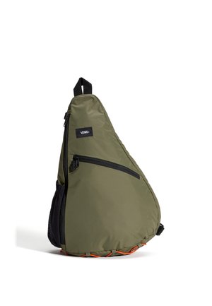 Sac bandoulière triangulaire vert avec une surface texturée, une sangle d'épaule unique, une poche zippée à l'avant et des accents orange en bas.