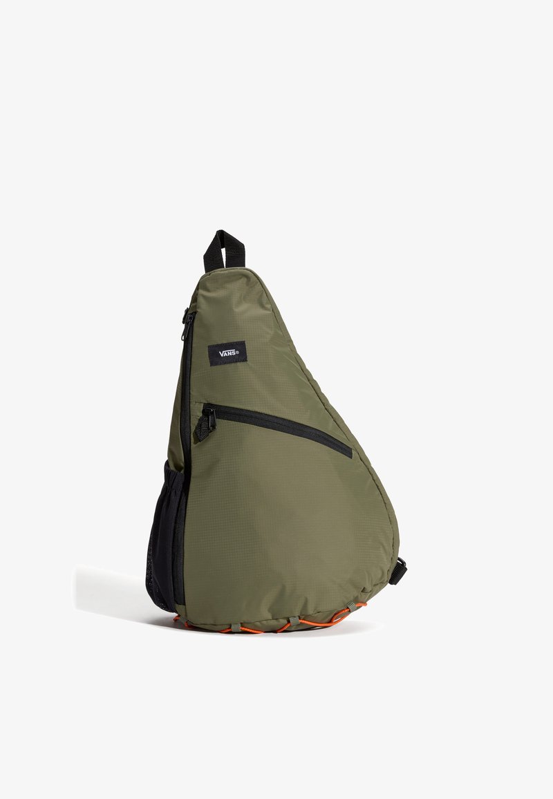 Sac bandoulière triangulaire vert avec une surface texturée, une sangle d'épaule unique, une poche zippée à l'avant et des accents orange en bas.