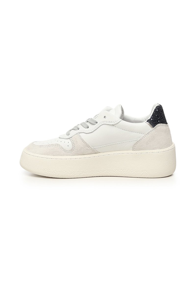 Witte leren sneakers met een laag ontwerp, suède accenten en een glanzende zwarte hak. Ronde neus en een geprofileerde witte rubberen zool.