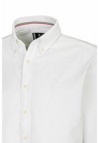 Weißes Hemd mit Kragen, featuring ein dezentes geprägtes Logo, beige Knöpfe und einen gestreiften Akzent am inneren Kragen.