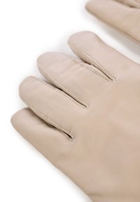 Beige læderhandsker med en glat tekstur, der har lige syninger og åbne slidser på fingerspidsernes bagside for fleksibilitet.