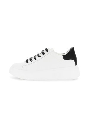 Białe sneakersy z grubą podeszwą, czarnymi sznurowadłami i czarnym uchwytem na pięcie, pokazane w profilu bocznym na białym tle.