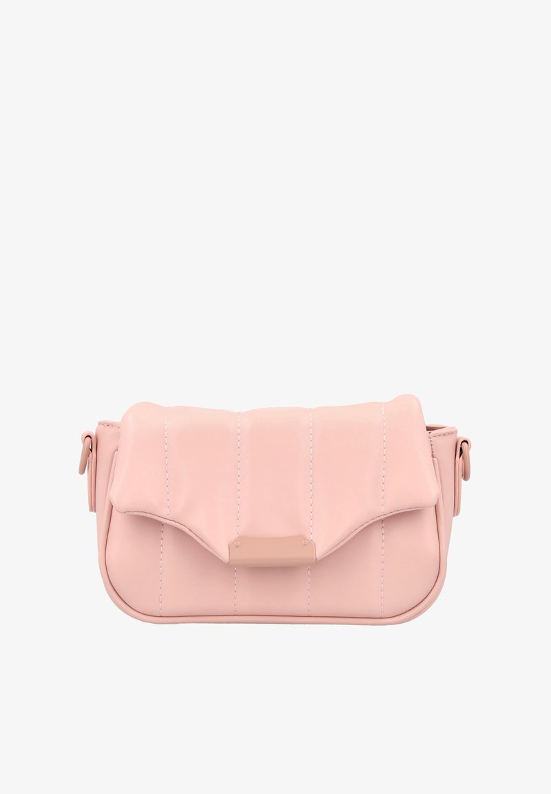 Bledě růžová kožená taška s prošívaným vzorem, zaobleným tvarem, klopovým zapínáním a jemnými stehy. Obsahuje nastavitelné ramenní popruhy.