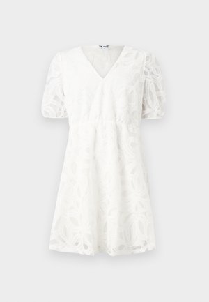 Balta suknelė su V formos iškirpte, pūstomis rankovėmis ir sudėtingu gėlių nėriniu. Elastinga talija ir platėjanti sijoninė dalis pabrėžia lengvą tekstūrą.