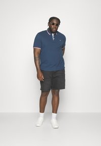 Jack & Jones JJEPAULOS SS NOOS PLS - Polo shirt - sailor blue