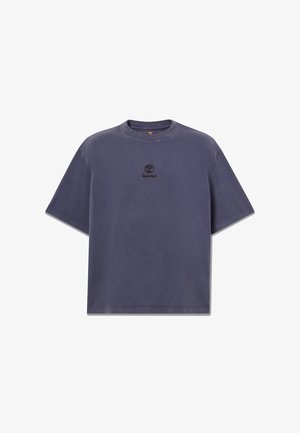 Tmavě modré tričko s krátkými rukávy a kulatým výstřihem, s malým černým logem stromu Timberland uprostřed na hrudi.