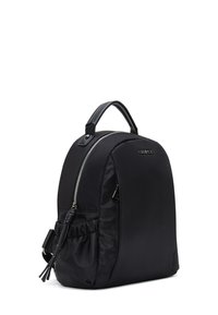 Zaino in nylon nero con una superficie liscia, forma arrotondata, manico superiore e tasca frontale con dettagli arricciati e un trancio. Chiusura con zip argentata.