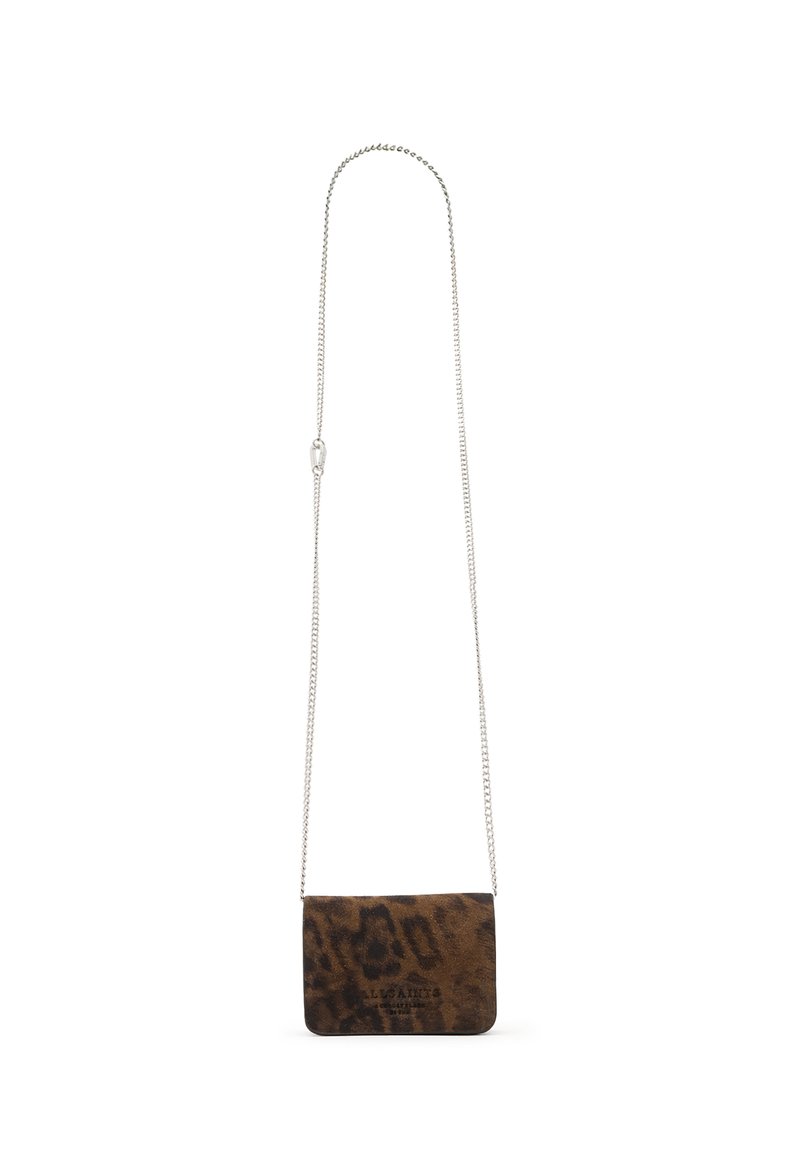 Leopardmønstret ruskinds crossbody taske med en kort sølvkædetræ. Har en rektangulær form og en struktureret overflade.