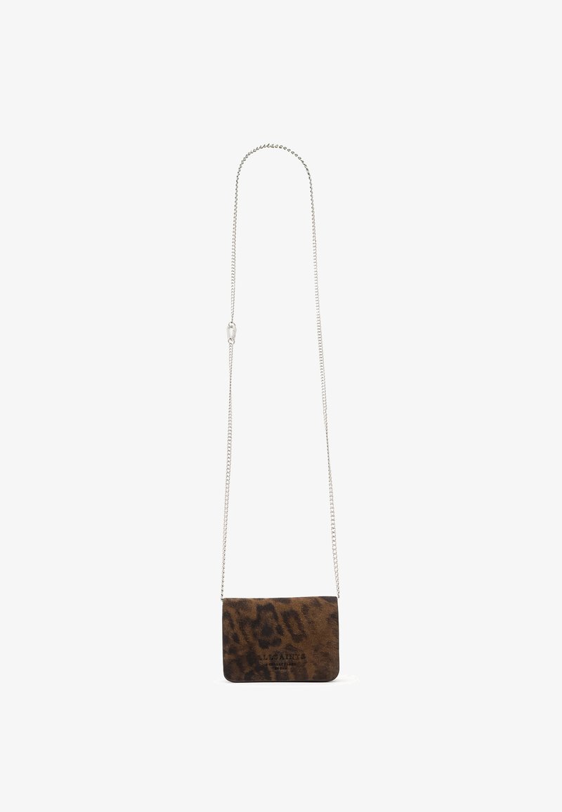 Borsa a tracolla in suede con stampa leopardata, dotata di una breve tracolla in argento. Presenta una forma rettangolare e una superficie testurizzata.