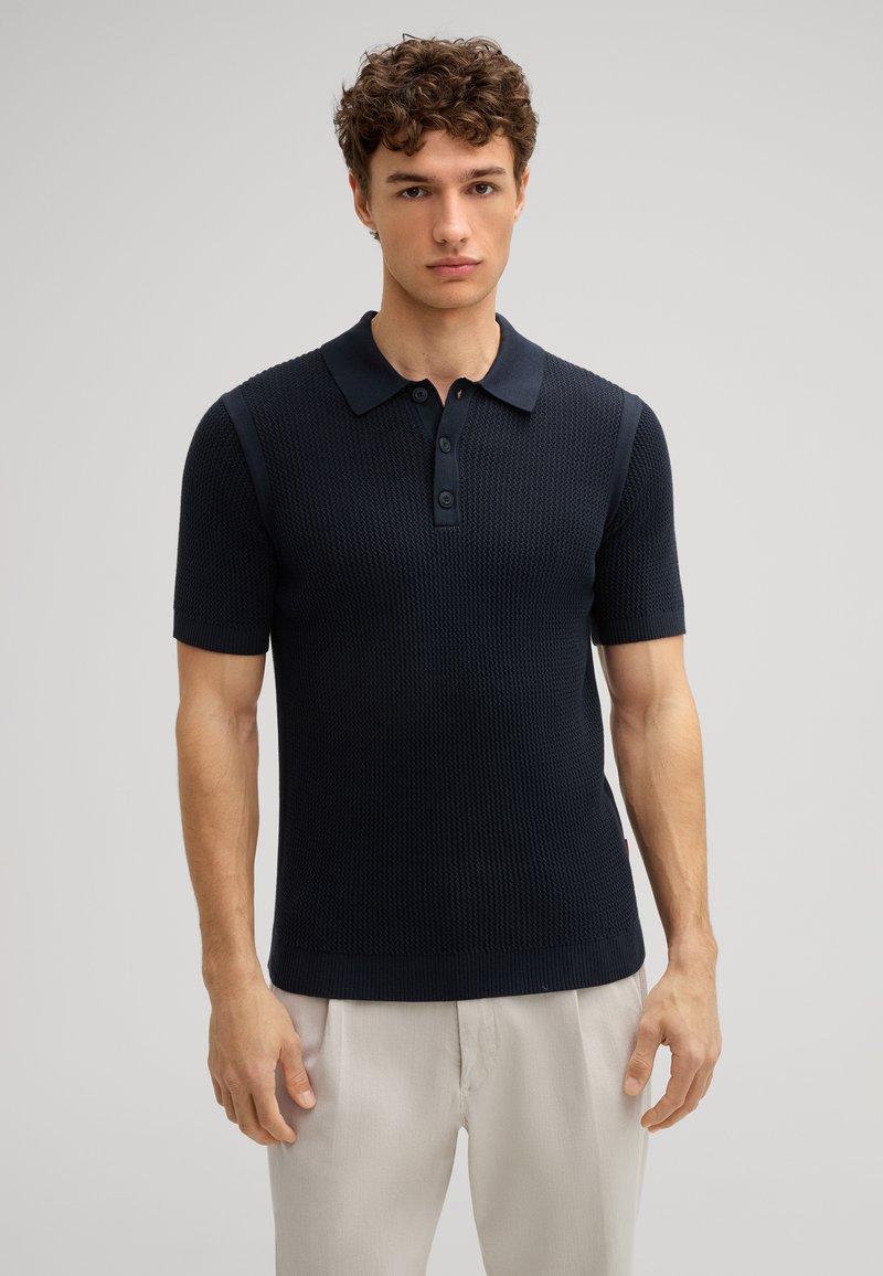 Korte mouwen marineblauwe poloshirt van een gemêleerde brei-stof; voorzien van een kraag en een drieknoopsluiting met ribgebreide boorden.