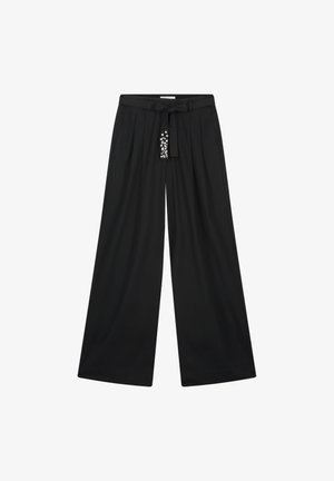 Zwarte wijde broek met een ceintuur in de taille, voorzien van een decoratieve edelsteendetail aan de voorkant en een gladde stoftextuur.