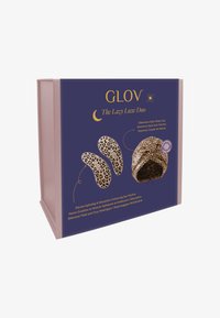 Opakowanie GLOV® The Lazy Luxe Duo ma fioletowe tło ze złotym tekstem, prezentując dwa płatki na oczy w print z panterą oraz satynową czapkę do spania.