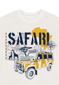 Design sur le thème du safari avec un jeep zébré, des girafes, un arbre, une carte de l'Afrique, une boussole et un fond de carte avec des noms de villes.