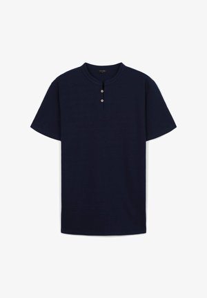 T-shirt à manches courtes bleu marine, fabriqué en tissu doux, doté d'un col rond avec trois boutons et d'un design à coupe décontractée.