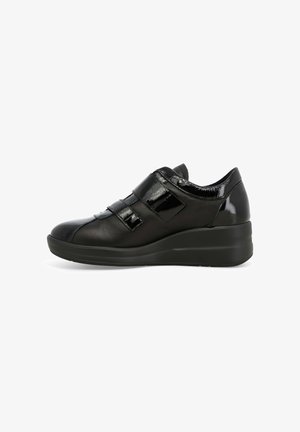 Scarpe con tacco a cuneo in pelle nera con una finitura liscia e lucida. Presentano due ampie cinghie in Velcro e una punta arrotondata. Design elegante e minimalista.