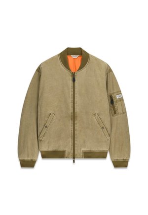 Beige Bomberjacke mit olivgrün geripptem Kragen, Bündchen und Saum, Frontreißverschluss, zwei Druckknopftaschen und einer Reißverschlusstasche am linken Ärmel.